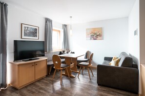 Fernseher, Tischtennisplatte