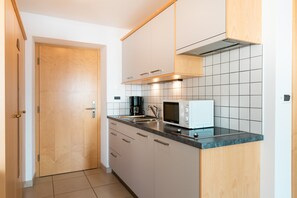 Kühlschrank, Mikrowelle, Herdplatte, Geschirrspüler