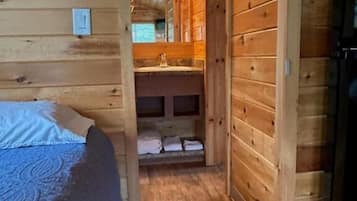 Deluxe Cabin, Multiple Beds, Pets Allowed, Courtyard View | Free WiFi