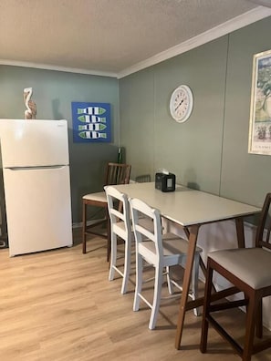 Perhetalo, useita sänkyjä, patio | Ruokailu