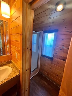 Deluxe-mökki, useita sänkyjä, lemmikit sallittu, näköala pihalle | Kylpyhuone