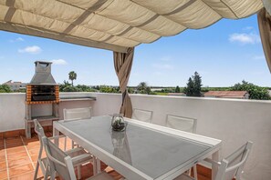 Outdoor dining - 'El Desafío' Apartment with Private Terrace and Wi-Fi (Roche)