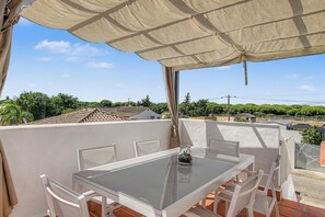 Outdoor dining - 'El Desafío' Apartment with Private Terrace and Wi-Fi (Roche)