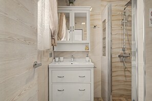Dusche, Haartrockner, Handtücher