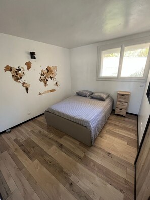 Bügeleisen/Bügelbrett, Reisekinderbett, WLAN