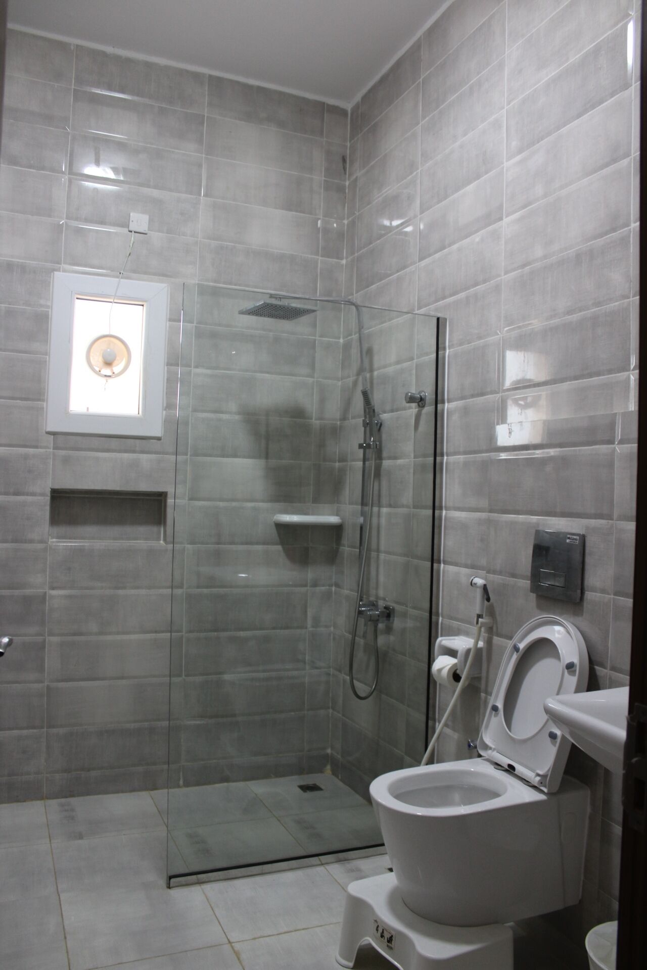 Sèche-cheveux, serviettes fournies, savon, shampoing