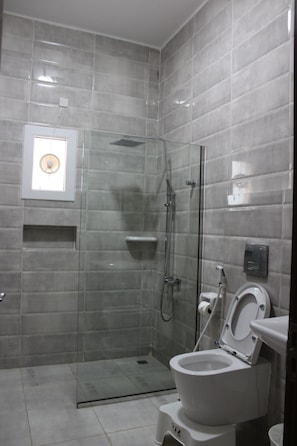 Hair dryer, towels, soap, shampoo - Private Family Chalet with Pool near Ras Al Jinz Turtle Reserve (Sur)