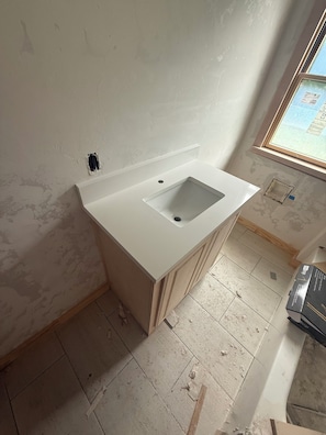 Haartrockner, Handtücher, Toilettenpapier