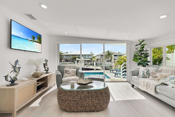 Smart TV - Stunning Keys retreat with 3 bedrooms, pool, dockage & endless island vibes (Key Colony Beach)