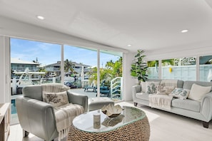 Smart TV - Stunning Keys retreat with 3 bedrooms, pool, dockage & endless island vibes (Key Colony Beach)