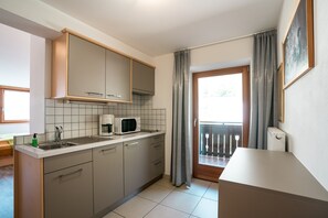 Kühlschrank, Mikrowelle, Herdplatte, Geschirrspüler