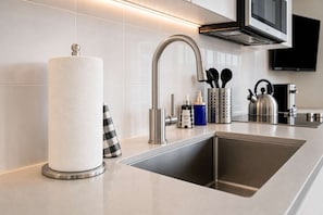 Wasserkocher mit Kaffee-/Teezubehör, Kühlschrank, Mikrowelle, Herdplatte