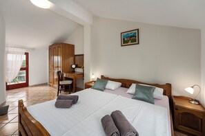 2 soverom, safe på rommet, strykejern/-brett og reiseseng for barn
