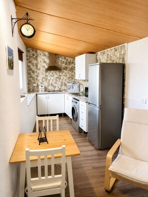 Wasserkocher mit Kaffee-/Teezubehör, Mikrowelle, Ofen, Herdplatte