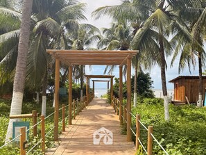 A wooden pathway leading to a wooden structure with a view of the sea. - Gamboa Oasis Patacho 180m Praia Patacho (Porto de Pedras)