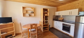 Wasserkocher mit Kaffee-/Teezubehör, Kühlschrank, Mikrowelle