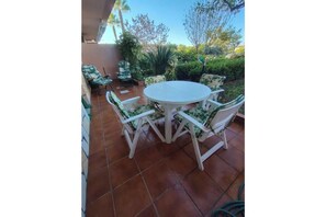 Outdoor dining - Vrbo Property (Finale)