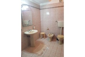 Shower, hair dryer, bidet, towels - Vrbo Property (Finale)