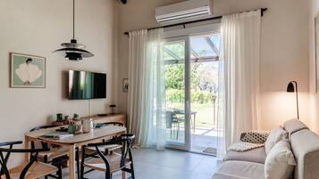 Appartement, vue lac | Coin séjour | Télévision de 30 pouces avec chaînes numériques
