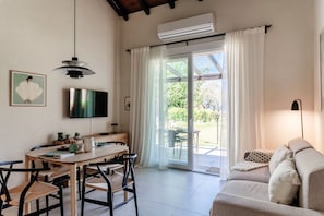 Apartament, vistes al llac | Sala d'estar | Televisor de 30 polzades amb canals digitals 