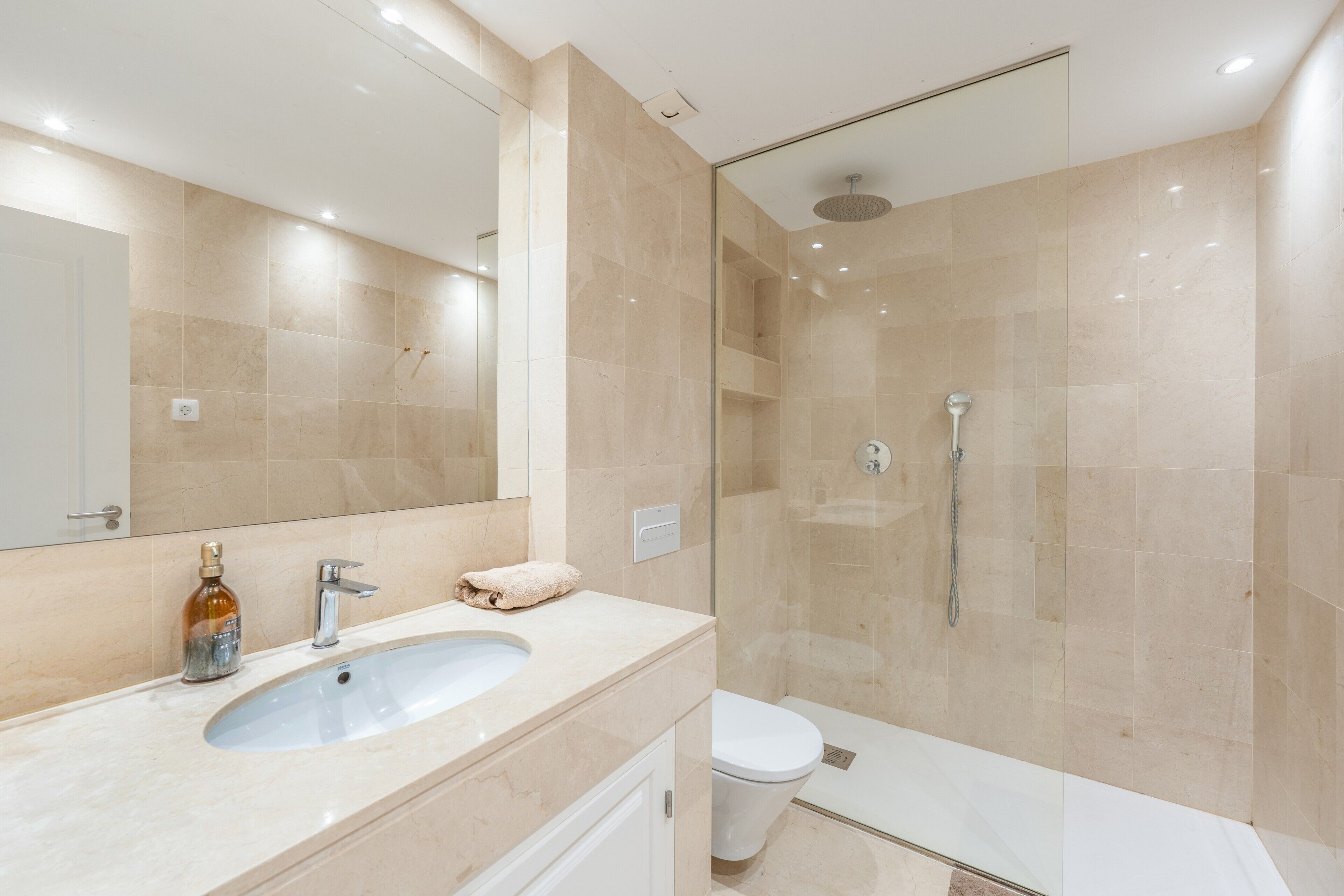 Douche, sèche-cheveux, serviettes fournies