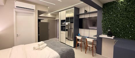Departamento Deluxe | Escritorio, espacio para trabajar con laptop y cortinas blackout