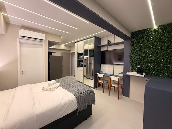 Deluxe Apartment | Desk, laptop workspace, blackout drapes, iron/ironing board