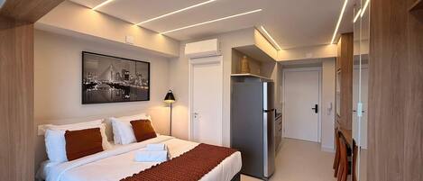 Departamento | Escritorio, espacio para trabajar con laptop y cortinas blackout