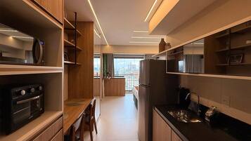 Apartamento | Cozinha privada | Geladeira, micro-ondas, fogão, cooktop
