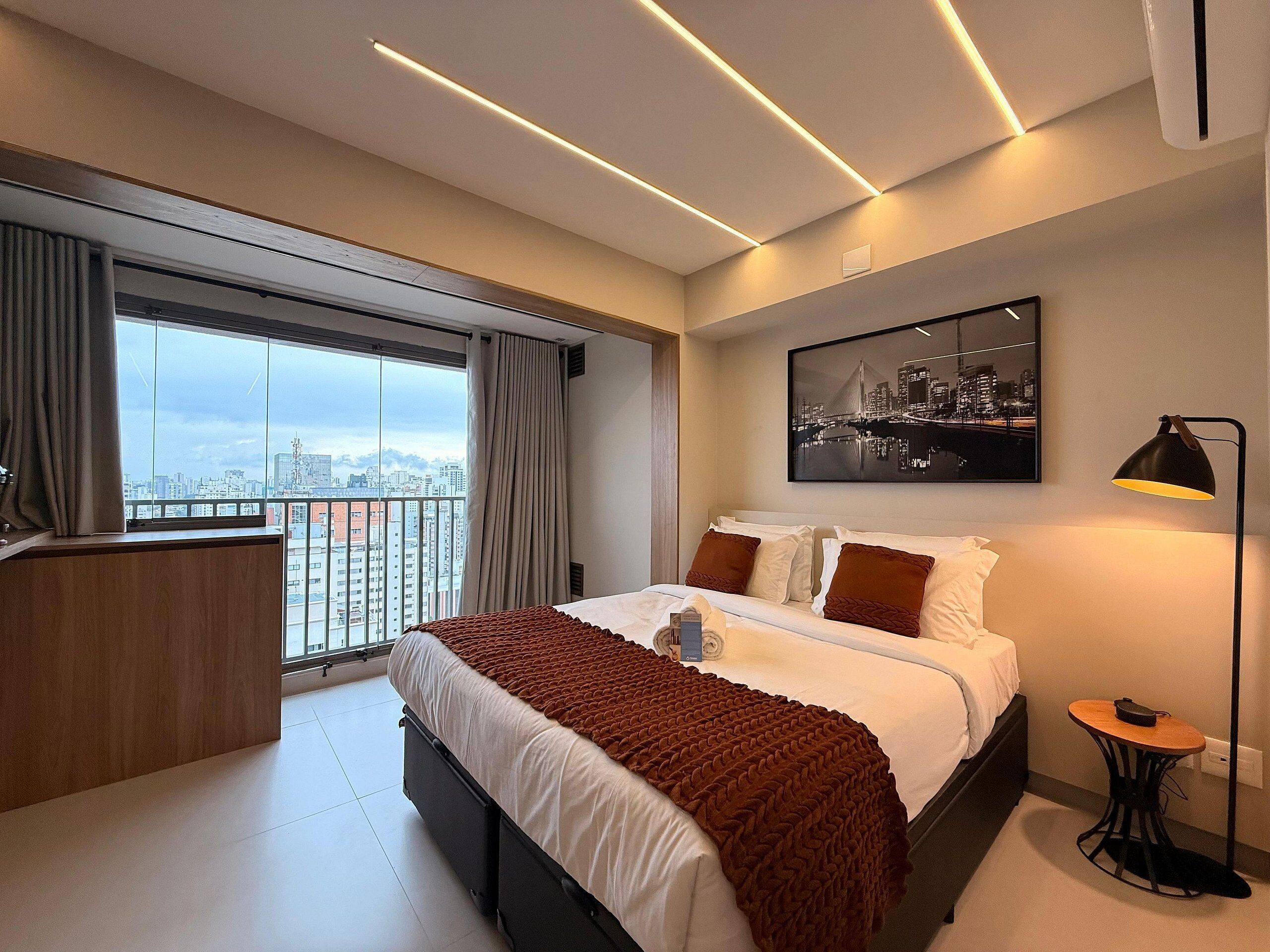 Departamento básico | Escritorio, espacio para trabajar con laptop y cortinas blackout 