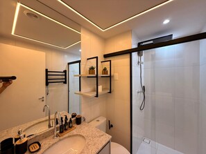 Deluxe-Apartment | Badezimmer | Dusche, Handtücher, Seife, Shampoo