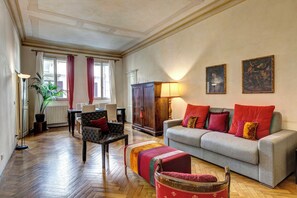 Apartment | Wohnbereich | 30-Zoll-Flachbildfernseher mit Satellitenempfang