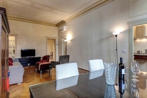 Apartment | Wohnbereich | 30-Zoll-Flachbildfernseher mit Satellitenempfang
