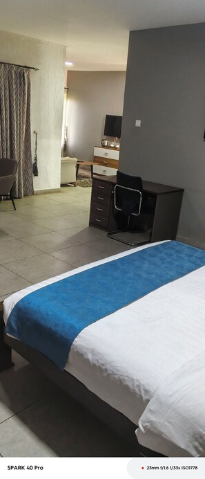 Tabla de planchar con plancha, internet y ropa de cama 