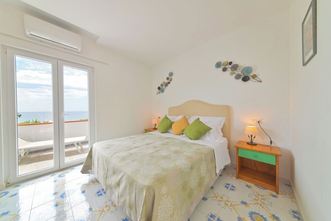 2 bedrooms, desk, WiFi (free), bed sheets
