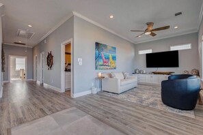 Smart TV - Beachfront Retreat with Stunning Gulf Views (Freeport)