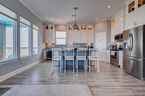 Private kitchen - Beachfront Retreat with Stunning Gulf Views (Freeport)