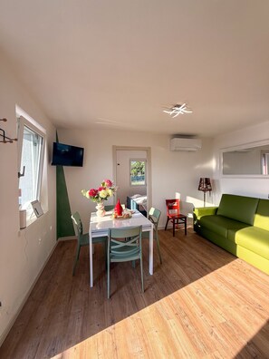 TV - Apartment 'Casa Ada' with Lake View, Balcony and Wi-Fi (Colico)