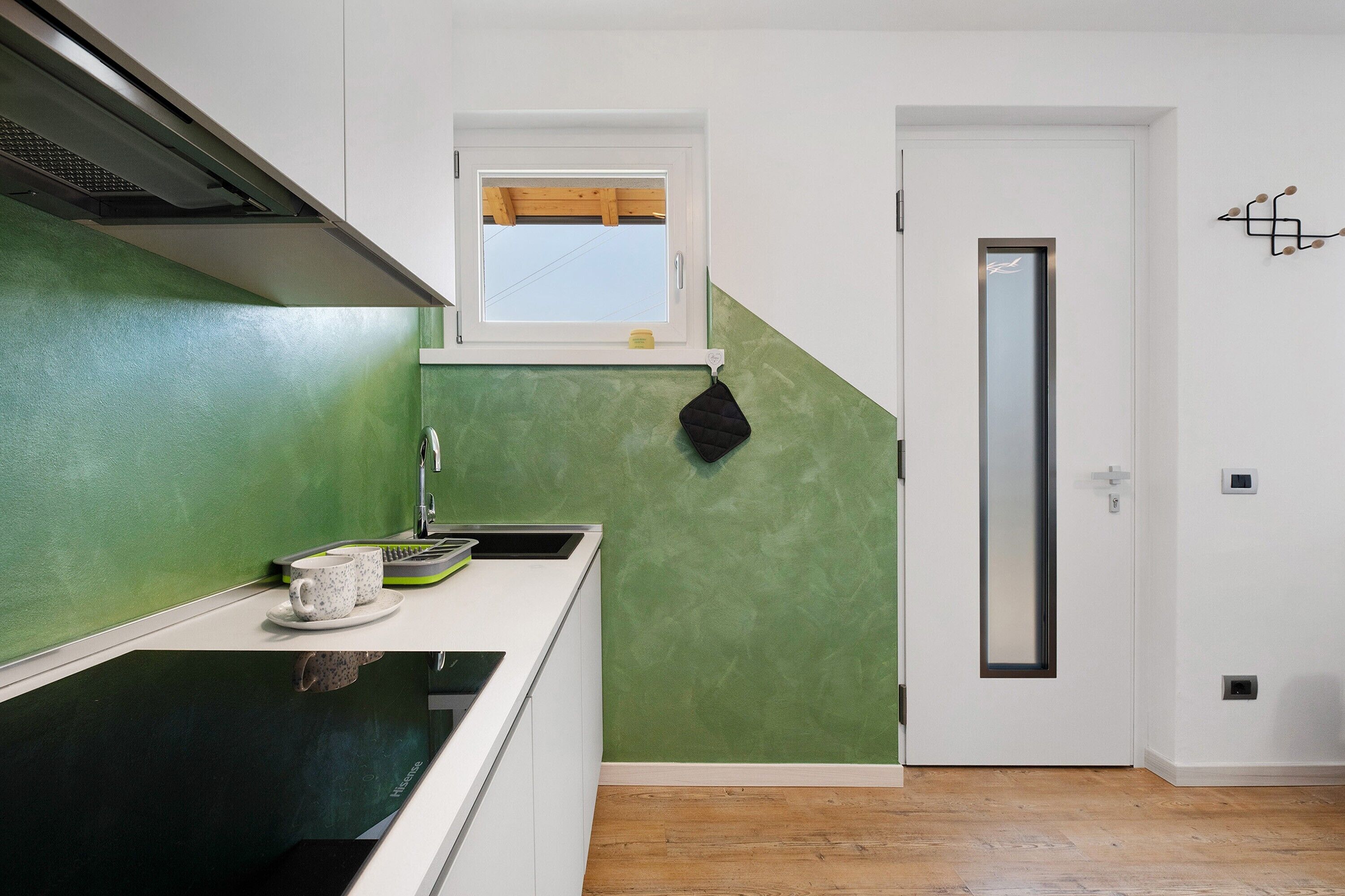 Coffee/tea maker, fridge, microwave, stovetop