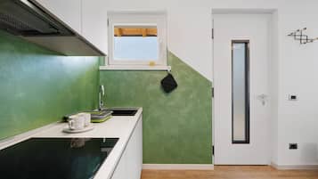Coffee/tea maker, fridge, microwave, stovetop