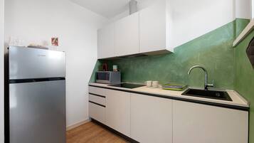 Coffee/tea maker, fridge, microwave, stovetop
