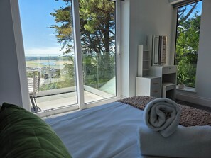 5 habitaciones, tabla de planchar con plancha, wifi y ropa de cama 