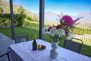 Outdoor dining - Apartment 'Casa Mike' with Lake View, Private Garden and Wi-Fi (Colico)