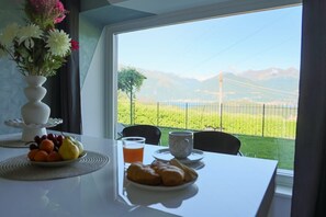 Dining - Apartment 'Casa Mike' with Lake View, Private Garden and Wi-Fi (Colico)