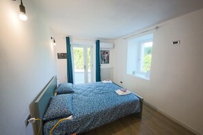 2 bedrooms, WiFi, bed sheets - Apartment 'Casa Mike' with Lake View, Private Garden and Wi-Fi (Colico)