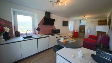 Kühlschrank, Mikrowelle, Herdplatte, Geschirrspüler
