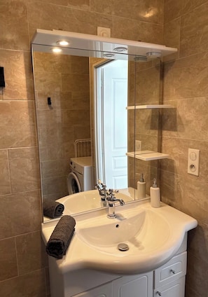 Bathroom - Vrbo Property (Annonay)