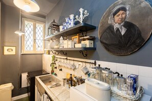 Wasserkocher mit Kaffee-/Teezubehör, Kühlschrank, Mikrowelle, Herdplatte