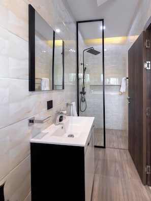 Douche, serviettes fournies, savon, papier toilette