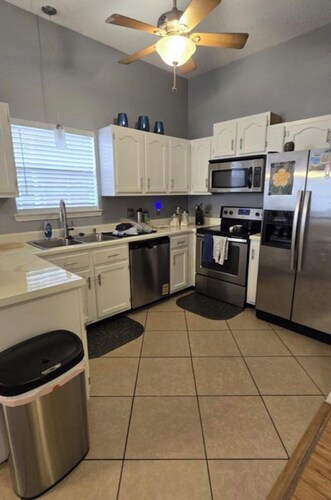 Cozy 2 bedroom house in Southaven withAC, extensive kitchen tools, relaxed vibe.